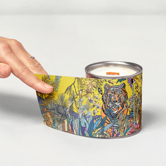 Coulées dans des contenants recyclables type pot de peinture, les bougie BAM sont habillées par l’œuvre d’un artiste, imprimée sur un support magnétique.